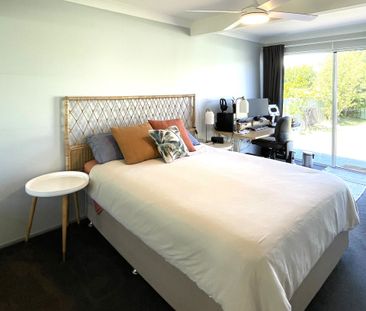 Large 4 Bedroom Family home - Photo 5