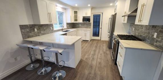 Beautifully Renovated 2 bedroom, 1 bath Upper Suite - Photo 2