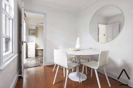 A refined 2 bed residence boasting character & prime location - Photo 2