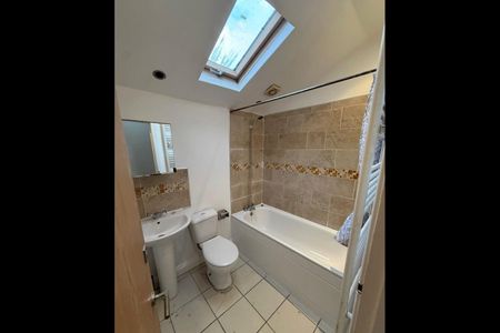 3 Bed Flat, Butchers Road, E16 - Photo 4