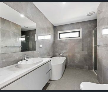 Stylish and Spacious 4 Bedroom Townhouse in Moonee Ponds - Photo 4