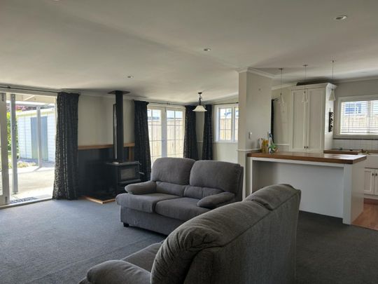 Heritage gem with sleepout - Photo 1