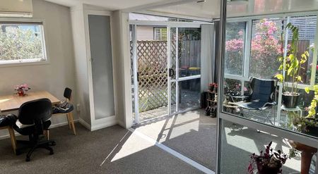 As-new apartment 300m from CBD edge, warm/sunny - Photo 3