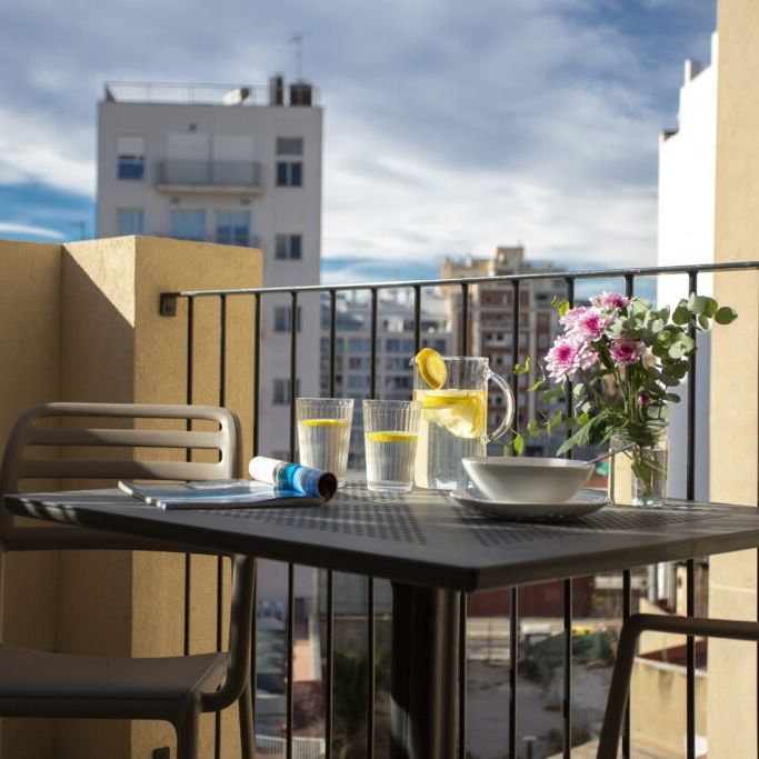 Ático con Terraza y 3 Habitaciones en Russafa - Photo 1