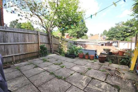 Woking, Surrey, GU22 - Photo 3