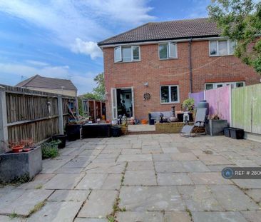 3 bedroom semi-detached house to rent - Photo 5