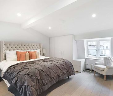 Beautifully finished and immaculate throughout, a split level one bedroom apartment with wooden floors ideally located moments from the Fulham Road. - Photo 1