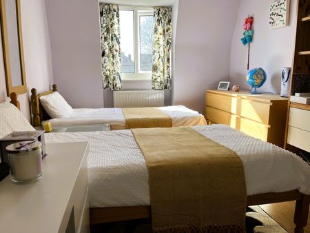 5 Bed Terraced House, Knighton Close, RG4 - Photo 4