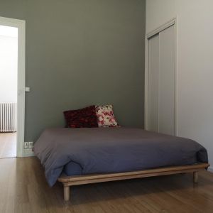 Appt 1er étage dans immeuble centre ville avec cuisine équipée, salon séjour, chambre salle de bains - Photo 2