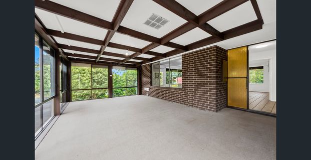 SPACIOUS FAMILY HOME WITH A HUGE GARAGE! - Photo 1