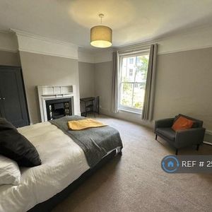 1 bedroom in a house share to rent - Photo 2