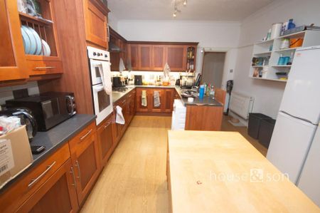 6 bedroom detached house to rent - Photo 3