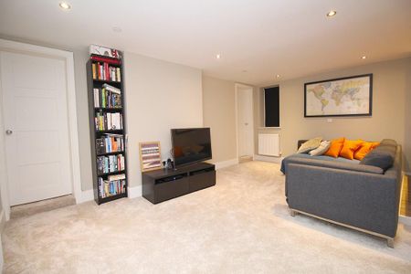 2 bedroom mews to rent - Photo 3
