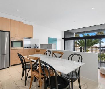 WATERFRONT LUXURY - Photo 4