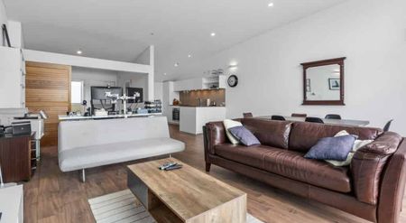 Harbour Views & City Vibes! - Photo 2