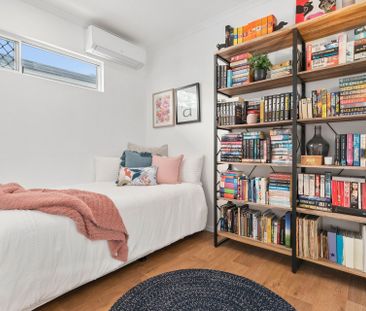 NEAT AS A PIN! CUTE COTTAGE IN BEACH LOCALE! - Photo 5