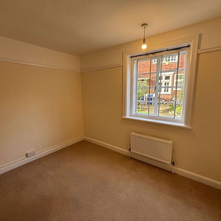 Ground floor 2 bedroom flat with parking situated close to the Cathedral, shops and Norwich Railway Station - Photo 1