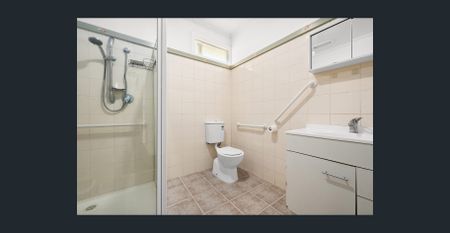 Easy living, great location - Photo 5