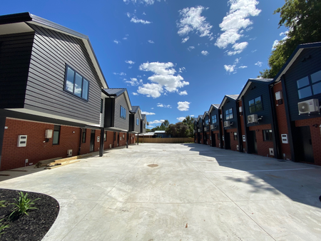 Comfortable 2-Bedroom Townhouse in Hamilton East – $550 per Week Located in the desirable Hamilton East area (3216), this well-appointed townhouse offers two spacious bedrooms and two modern bathrooms (one is an ensuite to the master), providing convenient and comfortable living. - Photo 2