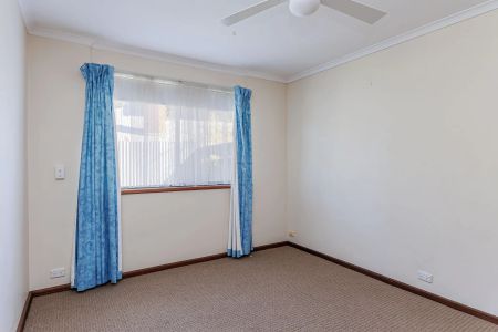 Well-appointed home in a neighbourhood filled with conveniences! - Photo 3