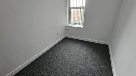 2 bed Flat - To Let - Photo 2