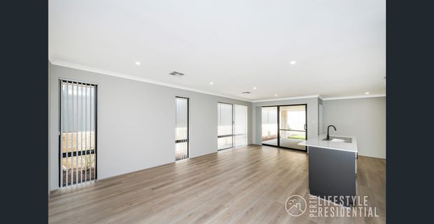 Brand new modern family home. Ready now! - Photo 1
