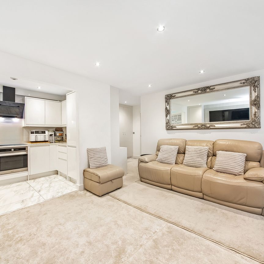 Brook Square, London, SE18 - Photo 1