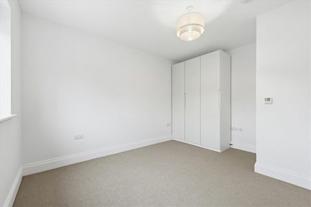 Beautifully refurbished ground‑floor two‑bedroom apartment, W5. - Photo 3