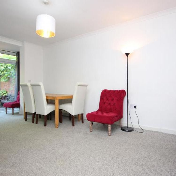 A six bedroom STUDENT HOUSE located in Filton. Rooms available from £525pcm. Offered on a furnished basis from August. Six double bedrooms, two bathrooms and large open plan kitchen/living room. Bills are INCLUDED in the rent. - Photo 1