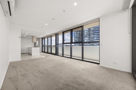SPACIOUS TWO-BEDROOM APARTMENT WITH STUNNING VIEWS - Photo 2