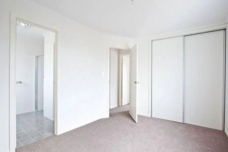 3 Bedroom Modern Townhouse for Rent! - Photo 3