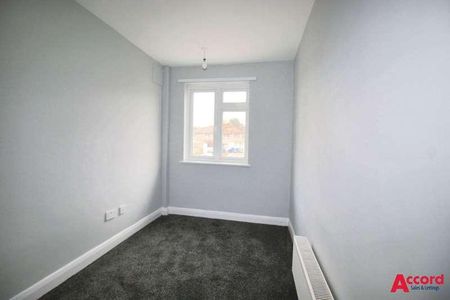 Larchwood Avenue, Romford, RM5 - Photo 2