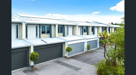 Stylish 3-Bedroom Townhouse in Brightwater! - Photo 2