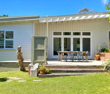 CLASSIC MID-MODERN CENTURY HOME: - Photo 3