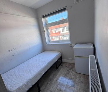 Room in a Shared House, Roman Road, E6 - Photo 4