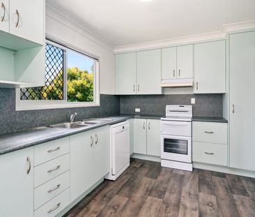 Spacious Two-Storey Family Home with Versatile Living Areas - Photo 5