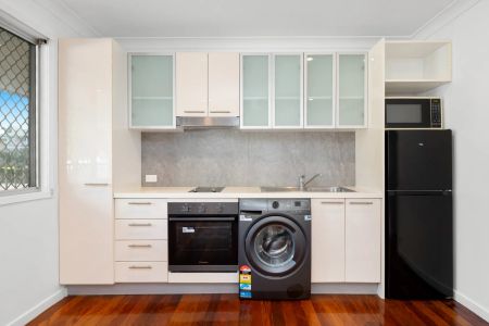 Stylish, Low-Maintenance Living in an Exceptional Inner-City Location - Photo 5