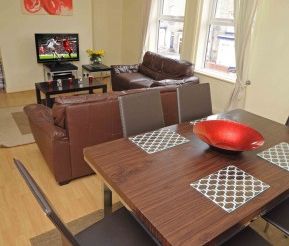 MODERN 6 BEDROOM TERRACE NEAR TOWN CENTRE INCLUDING ALL UTILITIES - Photo 4