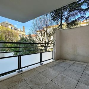 Lyon 7ème : Idéalement situé T3 avec cuisine aménagée, balcon, cave et parking - Photo 3