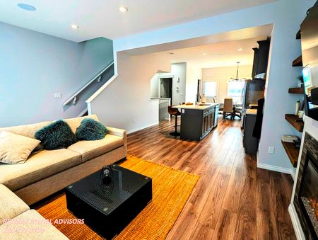 EXECUTIVE 3 BED 2.5 BATH, 2 STOREY TOWNHOUSE W/ ATTACHED TANDEM DOUBLE GARAGE IN THE COMMUNITY OF GLENRIDDING - Photo 3