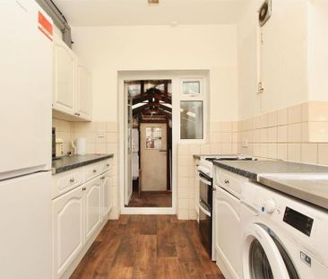 4 bedroom end of terrace house to rent - Photo 5