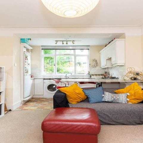 Great size one bed set within a period house. - Photo 1