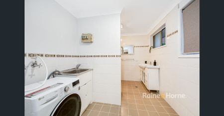 MODERN UNIT IN GREAT LOCATION!! - Photo 2