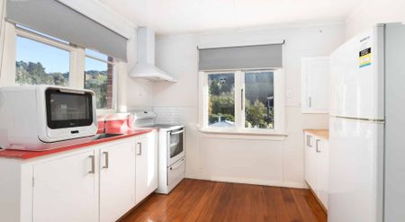 Three Bedroom Home - Pet Friendly - Photo 4