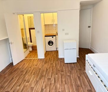 Studio Flat, Very Near Warwick Road Area, SW5 - Photo 2
