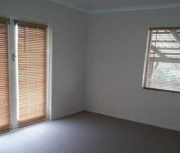 3-Bedroom Home with Spacious Backyard – 26 Askew St - Photo 1