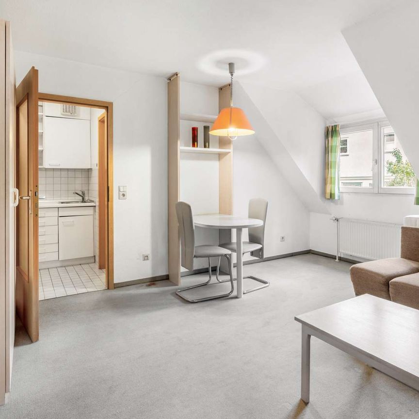 Möblierte 1-Zimmer-DG-Wohnung in Top-Lage - Photo 1