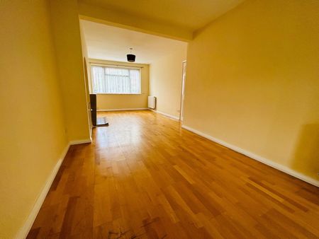 4 Bed Semi-Detached House, Ley Street, IG2 - Photo 2