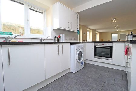 1 bedroom in a house share to rent - Photo 3