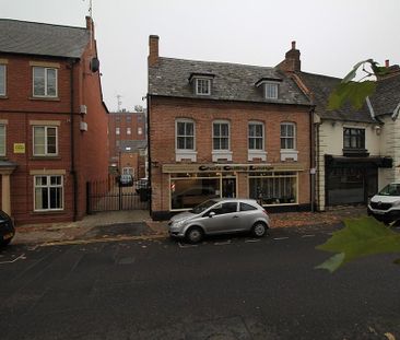 2 bedroom mews to rent - Photo 2